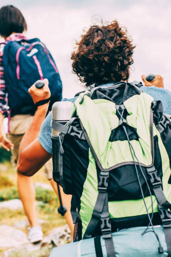 Sport voor volwassenen: wandelgroep wandelt over een stenig pad. 