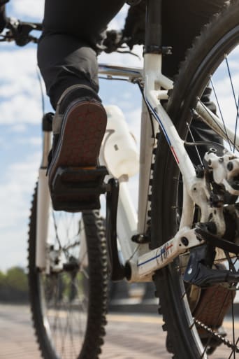 Guía de ciclismo: primer plano de un ciclista en una bicicleta de montaña.