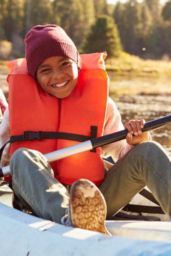 Wassersport für Kinder: Kinder sitzen in einem 2er-Kajak.