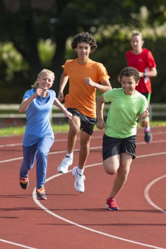 Leichtathletik für Kinder: Kinder laufen auf einer Laufstrecke.