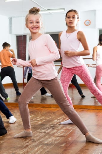 Tanzen für Kinder: Kinder tanzen gemeinsam eine Choreografie.
