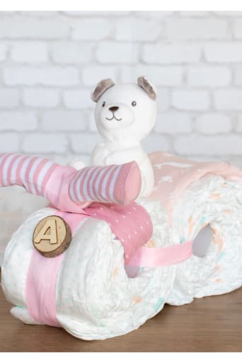 Prezent na narodziny dziewczynki - na różowym motocyklu z pampersów siedzi pluszowy słonik.