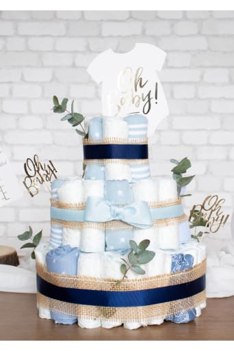 Gâteau de couches décoré et rempli de diverses surprises pour bébé.
