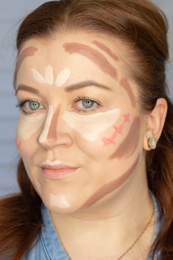 Konturování kulatého obličeje: Na tyto oblasti obličeje se nanáší konturovací přípravky.