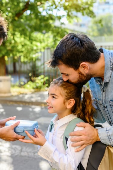 Rentrée scolaire en primaire : des parents emmènent leur fille à l’école élémentaire.