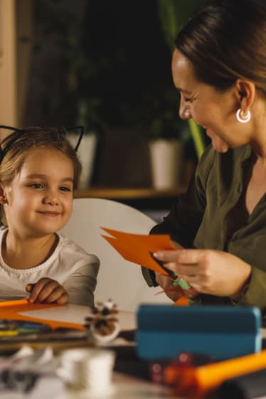 Guida tempo libero bambini – famiglia fa dei lavoretti per passare il tempo.