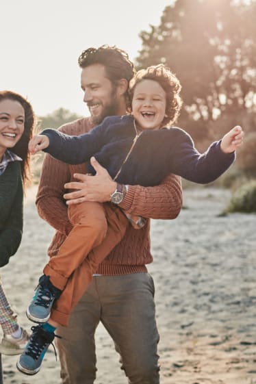 Reiseratgeber – Familie verbringt ihren Urlaubstag am Strand.