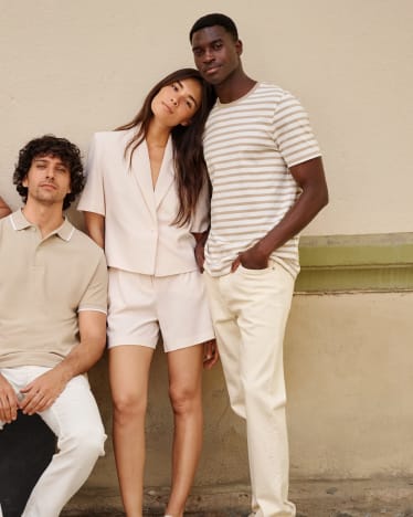Minimalist styling tips: plain and simple clothes with subtle patterns work well together. Minimalist styling tips: plain and simple clothes with subtle patterns work well together.