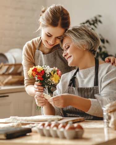 Ideas para el Día de los Abuelos: una mujer y su nieta pasan el día juntas.