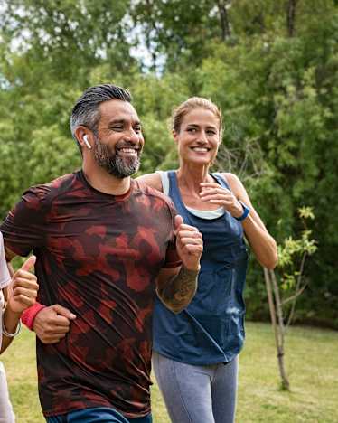 Sport collectif pour adultes : un groupe de personnes courent ensemble dans le parc. Sport collectif pour adultes : un groupe de personnes courent ensemble dans le parc.