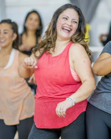 Activités sportives pour adultes et idée de sport : un groupe de danseuses s’amuse. Activités sportives pour adultes et idée de sport : un groupe de danseuses s’amuse.