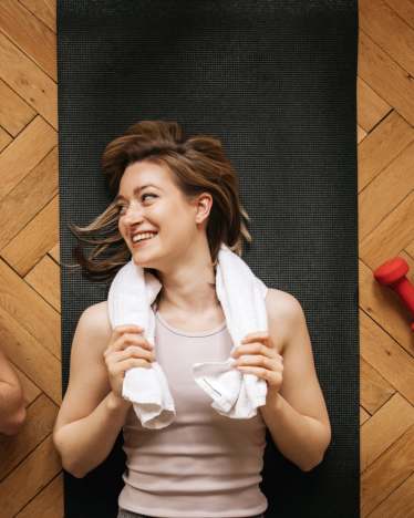 Sport pour adultes : après un entraînement, un couple se repose sur le tapis de fitness à la maison. Sport pour adultes : après un entraînement, un couple se repose sur le tapis de fitness à la maison.