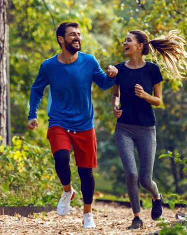 Course à pied pour adultes : un homme et une femme courent dans un parc. Course à pied pour adultes : un homme et une femme courent dans un parc.