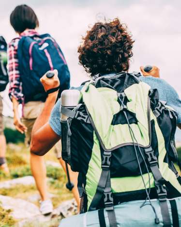 Sport pour adultes : un groupe de randonneurs le long d’un sentier rocheux. Sport pour adultes : un groupe de randonneurs le long d’un sentier rocheux.