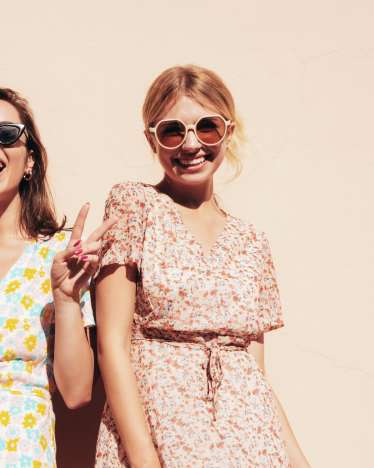 Drie vrouwen in kleurrijke zomerjurken (Bron van de afbeelding: halayalex - stock.adobe.com)