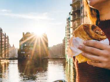 Frau erkundet Hamburger Altstadt