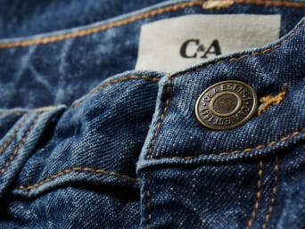 Lavaggio jeans: primo piano della trama di un jeans.