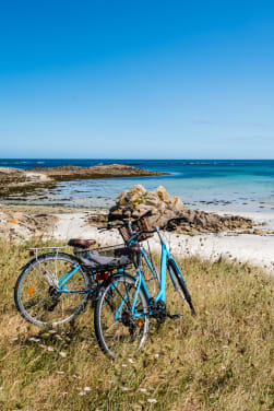 Rando vtt Bretagne : deux vélos face à la mer près de la Veloroute Bretagne.