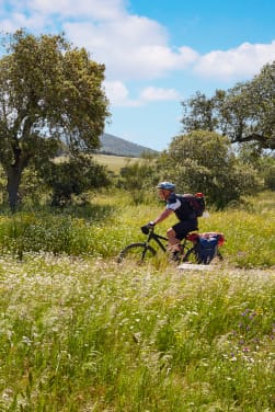 Rutas fáciles en bici por Extremadura: un ciclista recorriendo la Vía de la Plata.