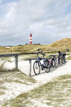Fahrradtour Niedersachsen – Fahrräder stehen an der Nordseeküste.