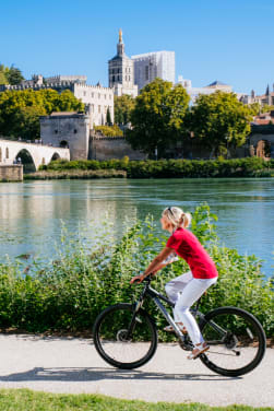 Cyclotourisme Provence : un itinéraire vélo devant le Pont Saint Benezet à Avignon.