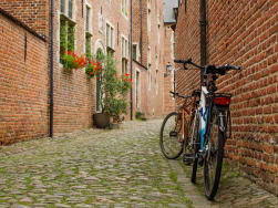 Fietsroutes Vlaams-Brabant: Kasseien in een straat in België.