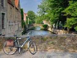 Fietsroutes West-Vlaanderen: Een fiets op een bruggetje in België.