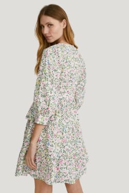 Outfit para fiestas al aire libre: vestido de flores.