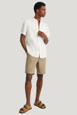 Outfit para fiestas en el jardín: ropa de lino transpirable.