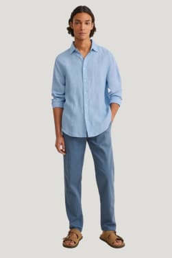 Outfit para fiestas de verano: camisa casual de colores.