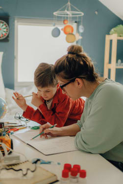 Aiutare i bambini a fare i compiti