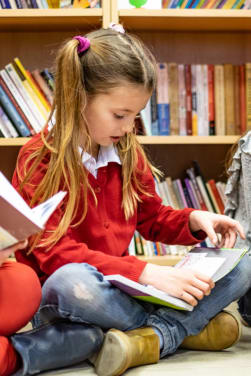 Kinderen lezen boeken in de bibliotheek