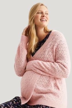 Ciepłe swetry i kardigany dla przyszłych mam