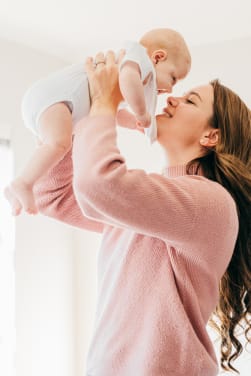 Mijlpalen van een baby in het eerste levensjaar