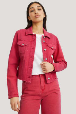 Outfit de viaje para mujer: cazadora vaquera roja.