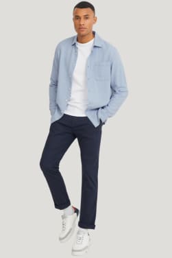 Outfit de viaje: look informal con camisa abierta.