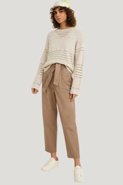Outfit de viaje: pantalón informal de tela con un jersey fino.