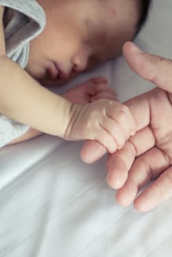 Babys nachts richtig anziehen