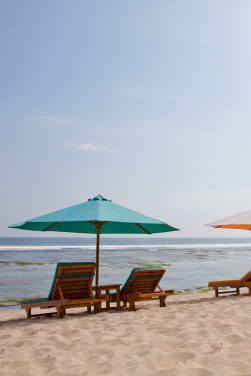 Protection solaire : les parasols sur la plage protègent des coups de soleil