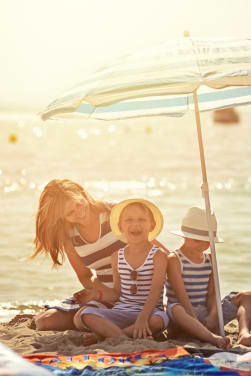 La protection solaire à la plage : Un parasol vous donne l’ombre nécessaire