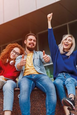 Geldbesparende tips - Drie studenten genieten van hun studentenleven.