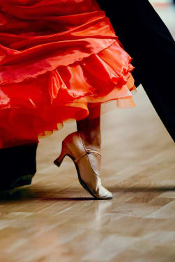 Taniec towarzyski: para tańczy tango.