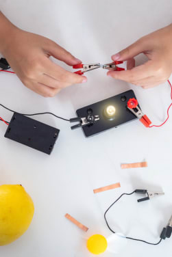 Expériences sur l'électricité pour enfants