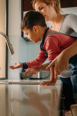 Expériences avec de l'eau pour enfants