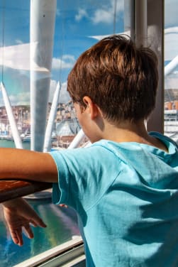 Dove andare in vacanza con i bambini: un bambino visita il Porto di Genova.