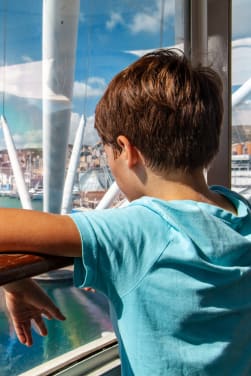 Dove andare in vacanza con i bambini: un bambino visita il Porto di Genova.