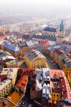 Lublin z dziećmi: rodzeństwo robi selfie na Starym Mieście w Lublinie.