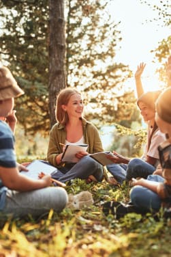 Activités pédagogiques en forêt en famille