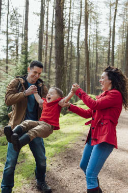 Giocare nel bosco con i bambini