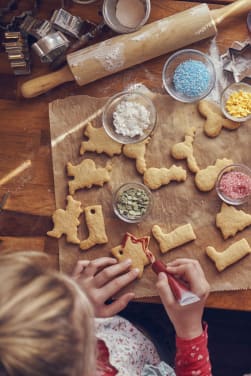 Biscuits de Noël avec des enfants 